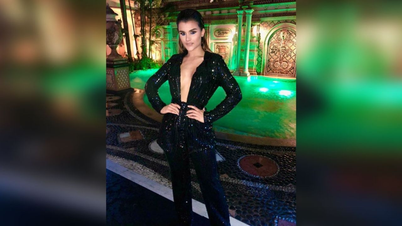 Clarissa Molina, sexy conductora presume sus fascinantes encantos delanteros