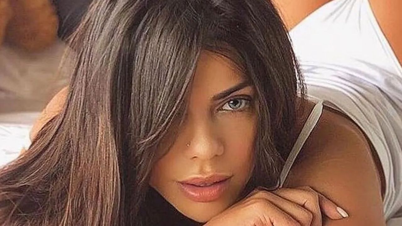 Arriba de las escaleras, Suzy Cortez reta la censura de Instagram en escasa ropa