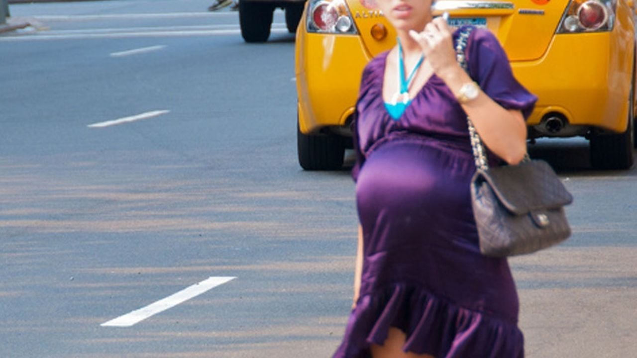 VIDEO: Mujer embarazada da a luz inesperadamente mientras camina por la calle