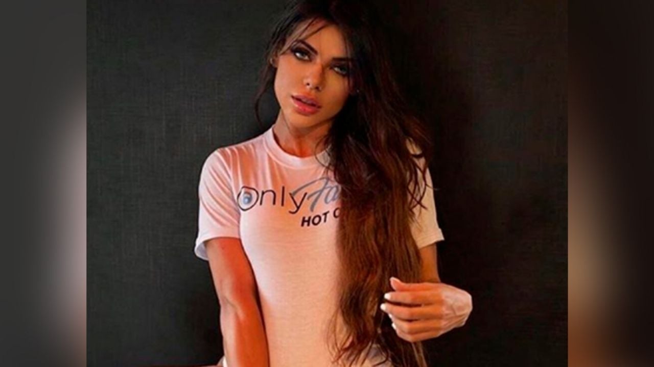 Suzy Cortez enamora de fans al enseñar hasta los “calzones” en descarado mini short