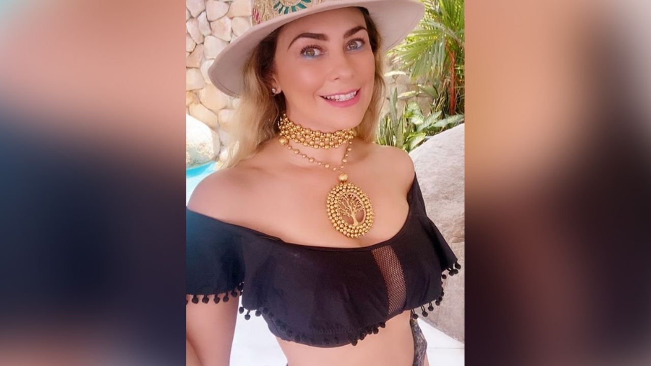 Aracely Arámbula con copa en mano y tremendo escote muestra el busto sin pudor