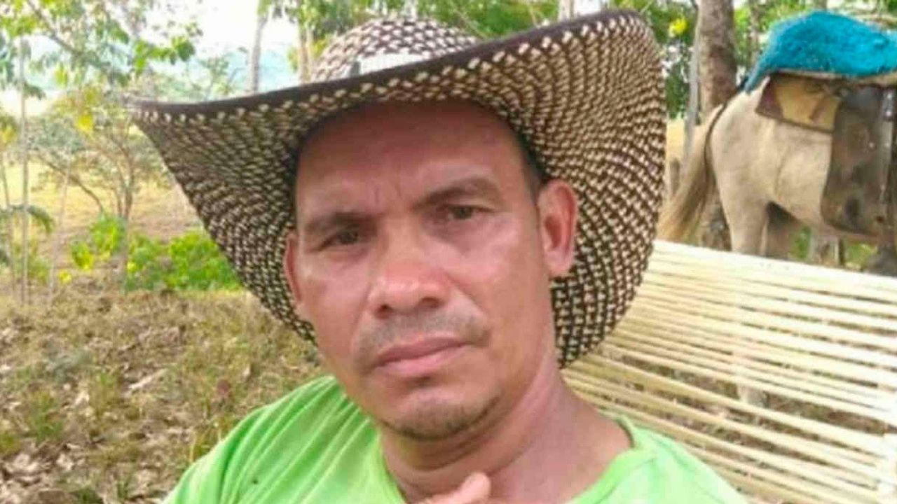 El líder social colombiano, Julio César, es asesinado por paramilitares