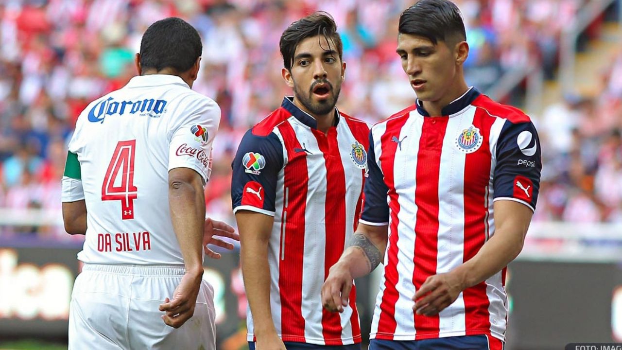 Rodolfo Pizarro y Alan Pulido, los futbolistas “nacos” que usan cubrebocas de marca