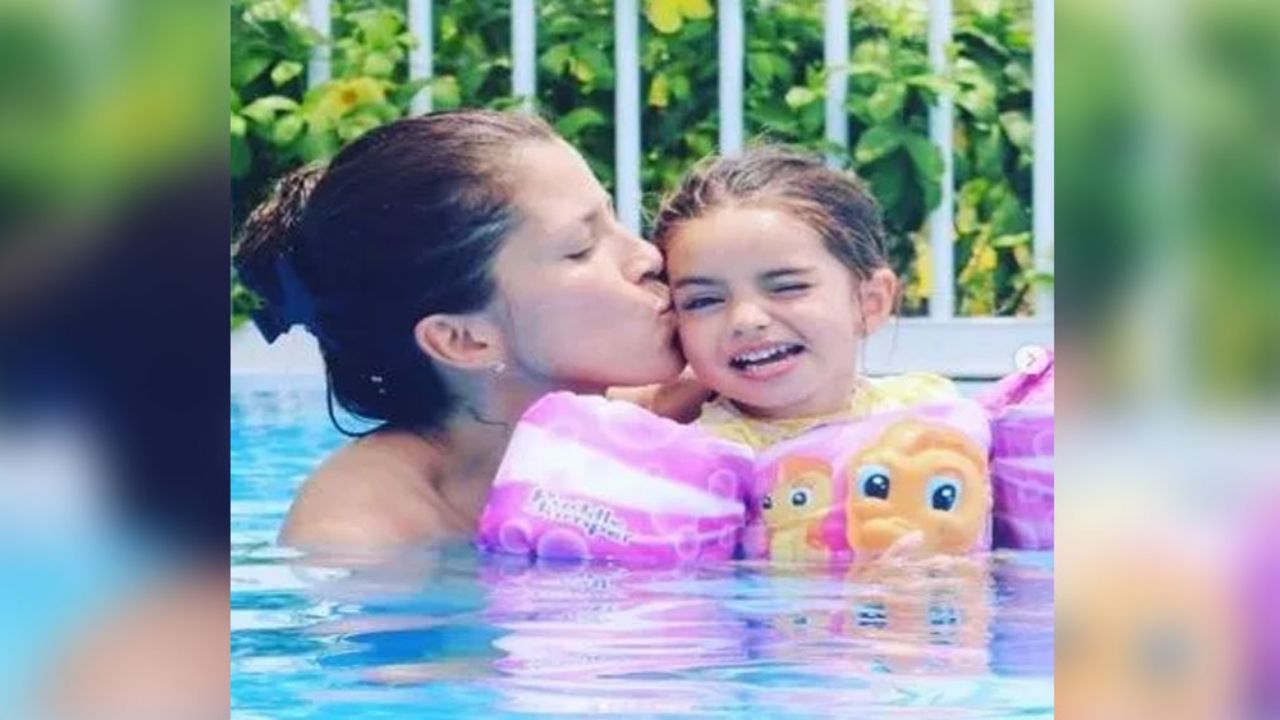 Alessandra Rosaldo es una encantadora maestra para la pequeña Aitana Derbez