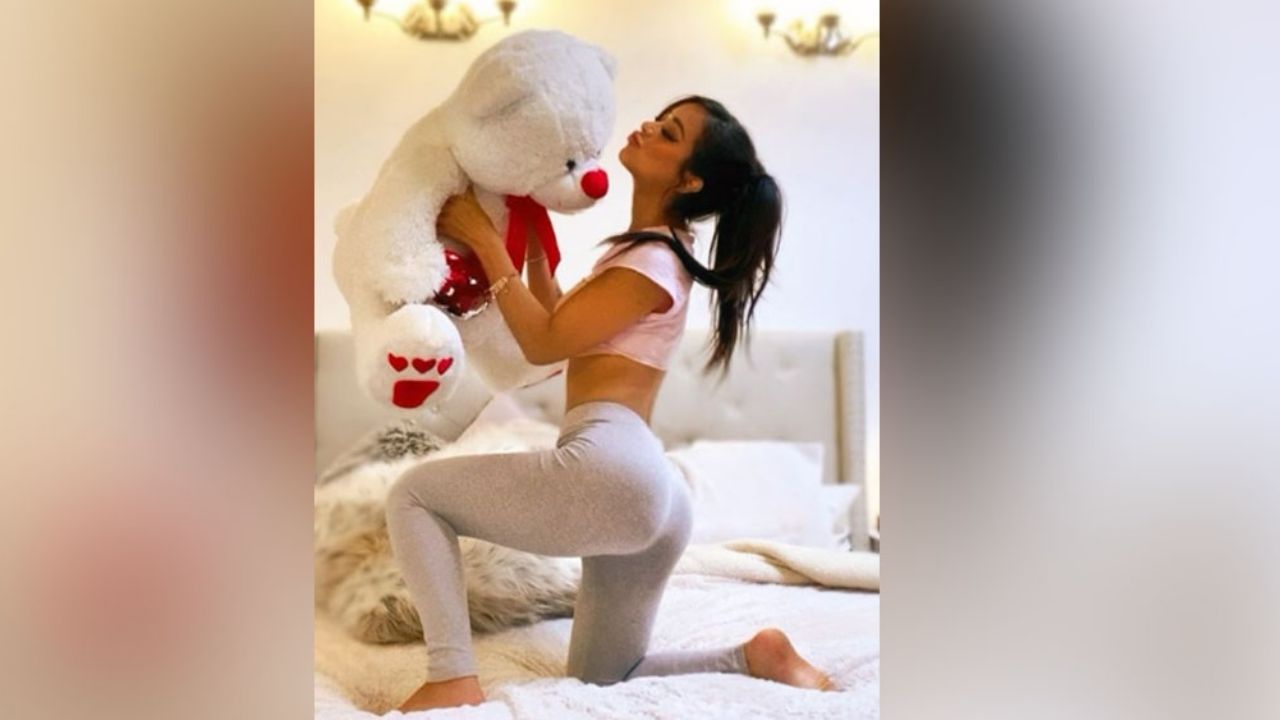 Desde el desierto, Caeli rompe el termómetro en diminuto vestido