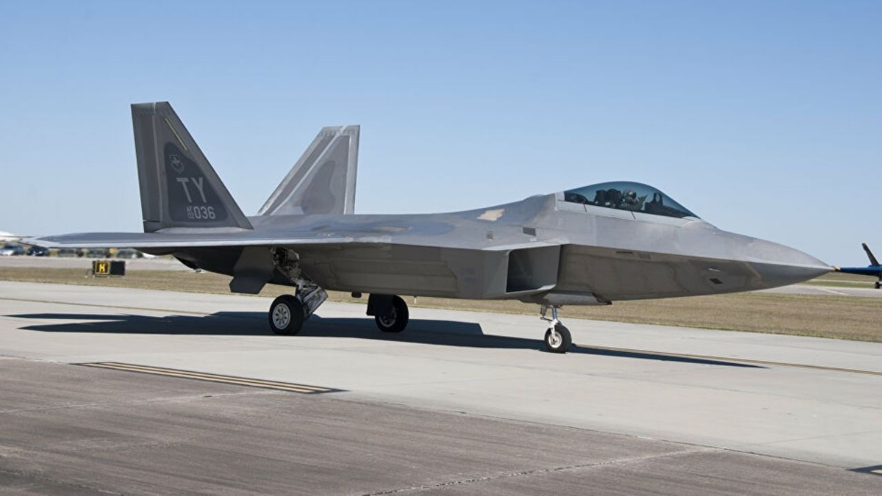 Avión F-22 sufre un accidente tras finalizar un desfile aéreo en EU
