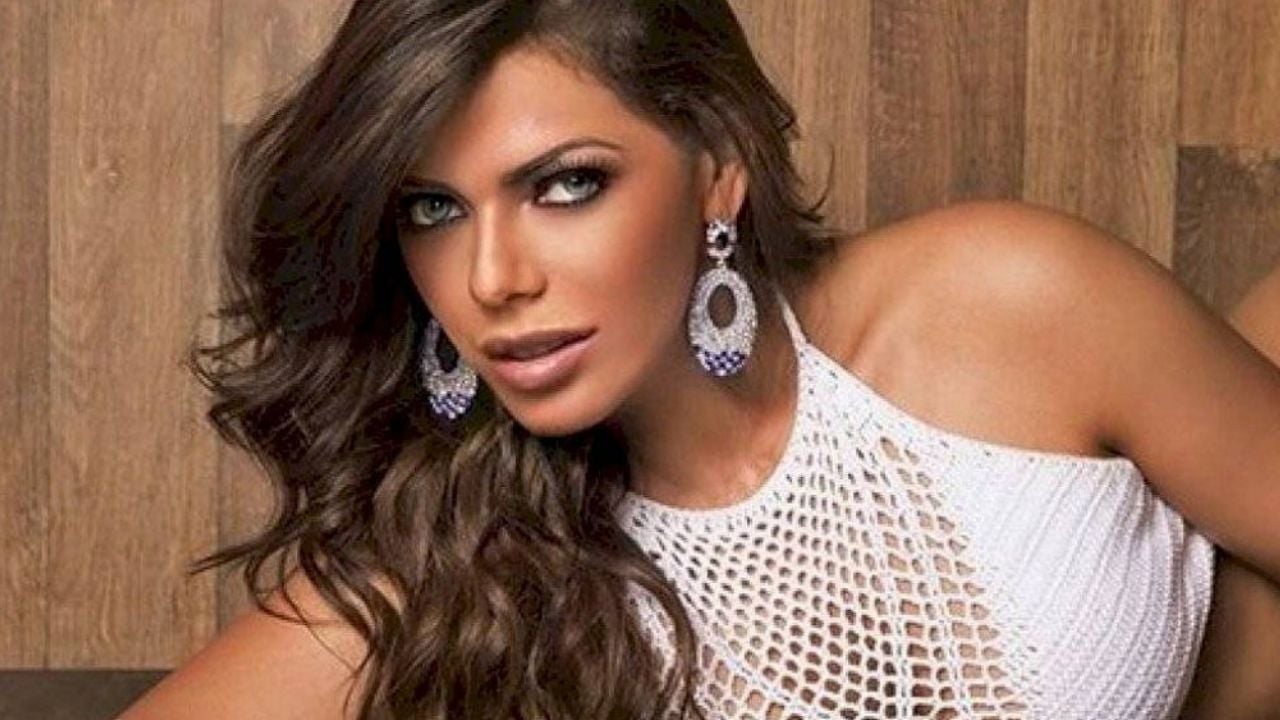 Suzy Cortez enloquece a sus fans, luego de posar solo con una toalla de baño