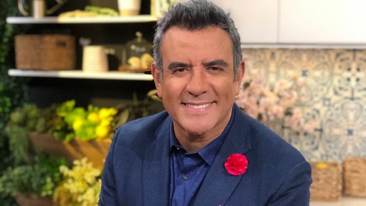 ¿Cuál crisis? Héctor Sandarti rompe el silencio y afirma que tiene oferta de trabajo ¿en Televisa?