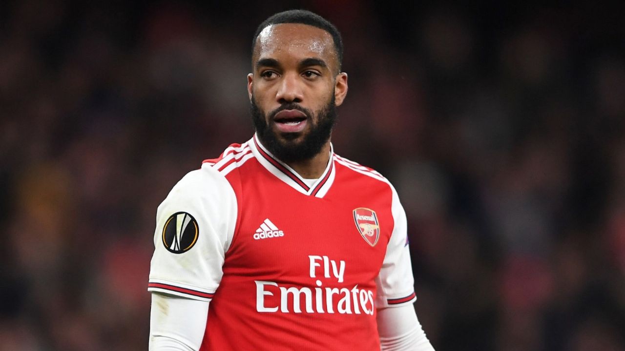 ¡Escándalo en Inglaterra! Jugador del Arsenal es captado consumiendo drogas