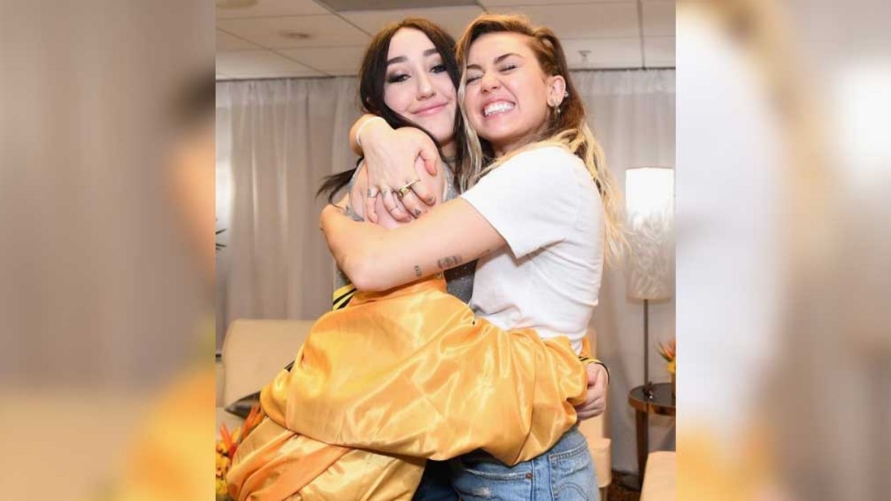 Noah Cyrus llora al hablar de vivir a la sombra de Miley: “Me dijeron que yo no era suficiente”