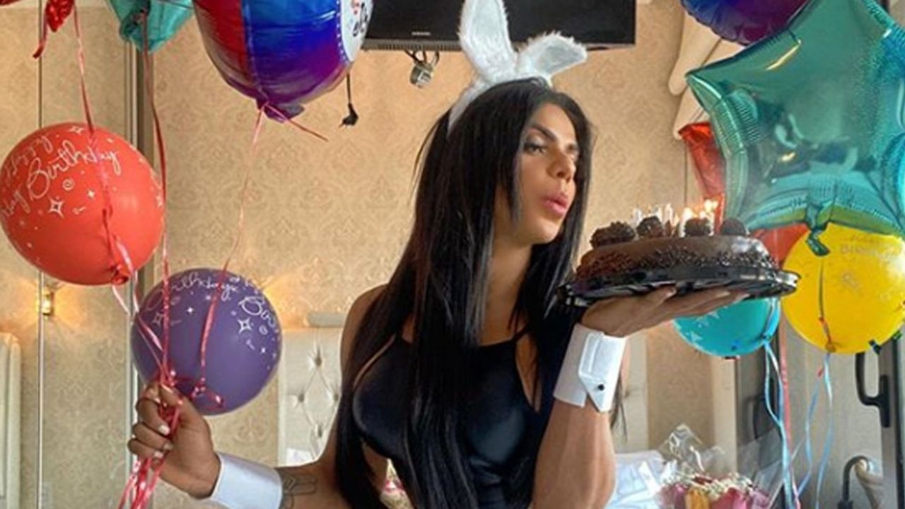 FOTOS: Suzy Cortez celebra su cumpleaños solita en casa con atrevidos atuendos