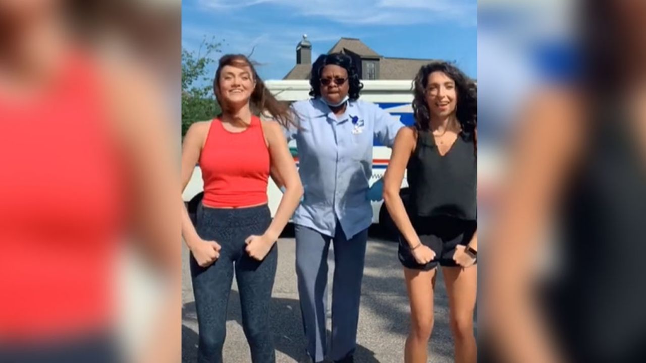 VIDEO: Repartidora se roba el protagónico de un video en TikTok y se hace viral