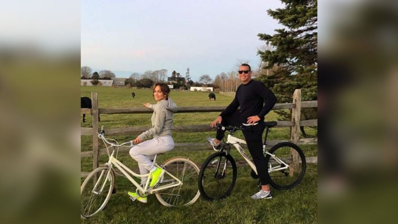 Jennifer Lopez y Alex Rodríguez disfrutan un amoroso paseo en bicicleta