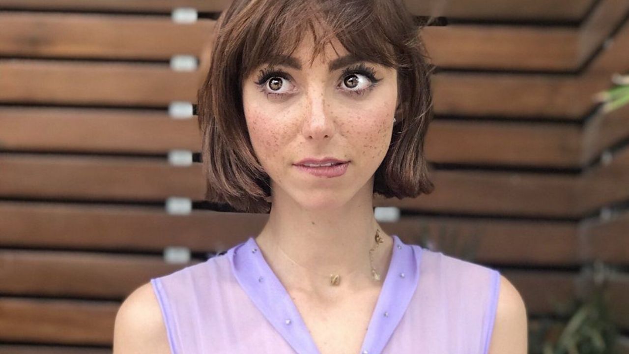 Natalia Téllez, conductora de Televisa, posa desde la cama y ¡en ropa interior!