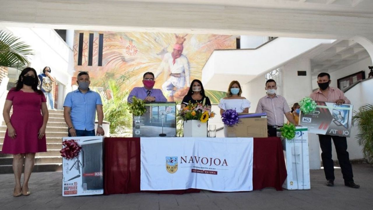 Alcaldesa de Navojoa realiza evento para entregar regalos a maestros