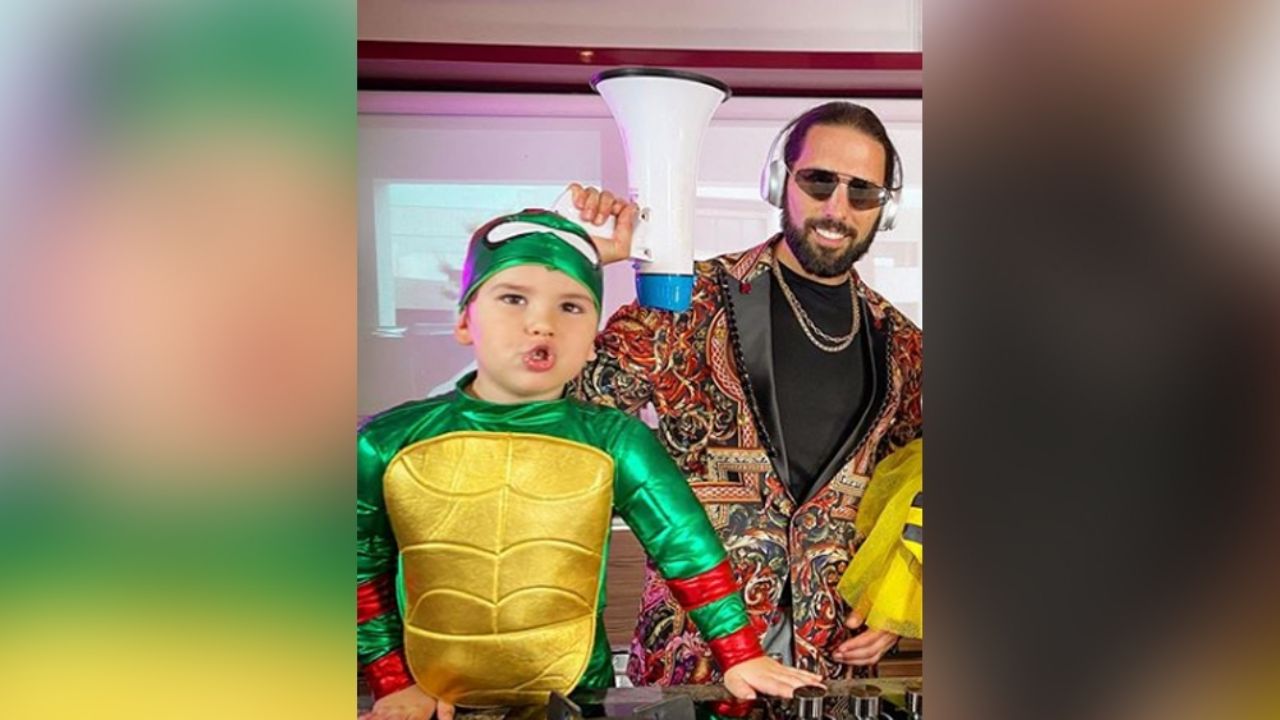 Poncho de Nigris hace llorar a Ponchito al hacerle brutal llave de lucha libre