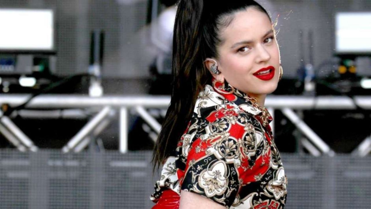 Al estilo de las Kardashian, Rosalía impacta al presumir tremenda figura y cinturita de avispa