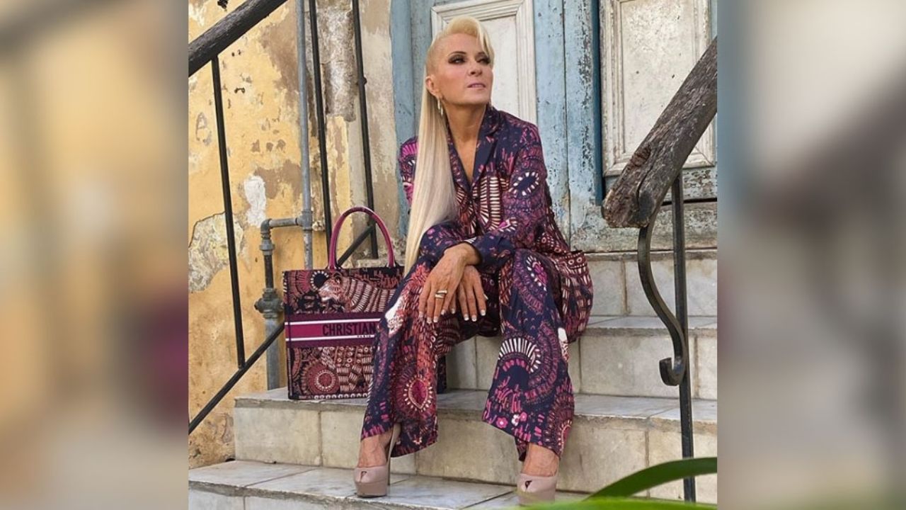 Yuri luce un enorme y “ridículo vestido”, sufre error ortográfico y es condenada por sus fans