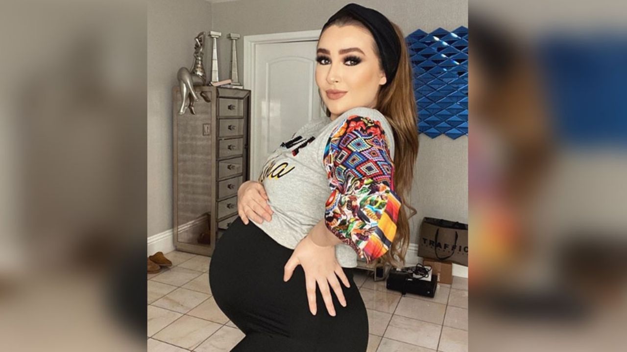 Maquillándose, Kenia Ontiveros espera a Daleth y presume sus enormes atributos