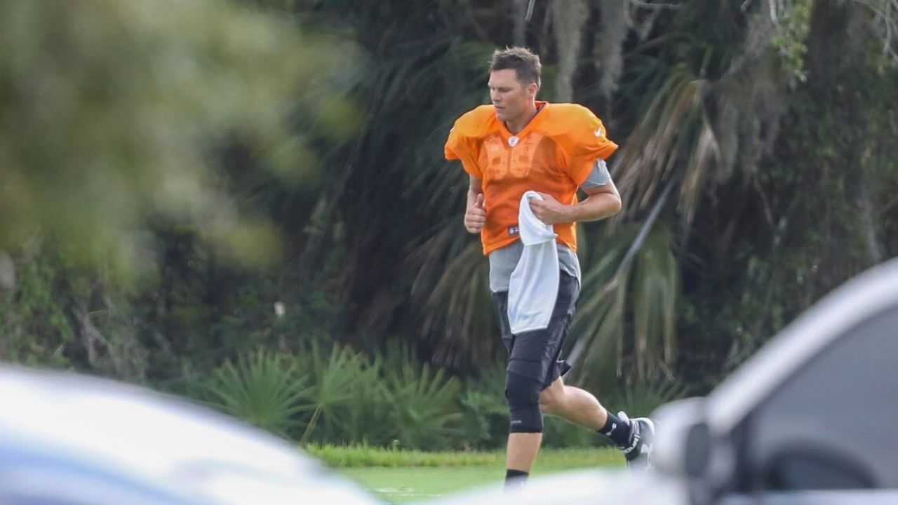 Tom Brady realiza su primer entrenamiento como mariscal de los Buccaneers