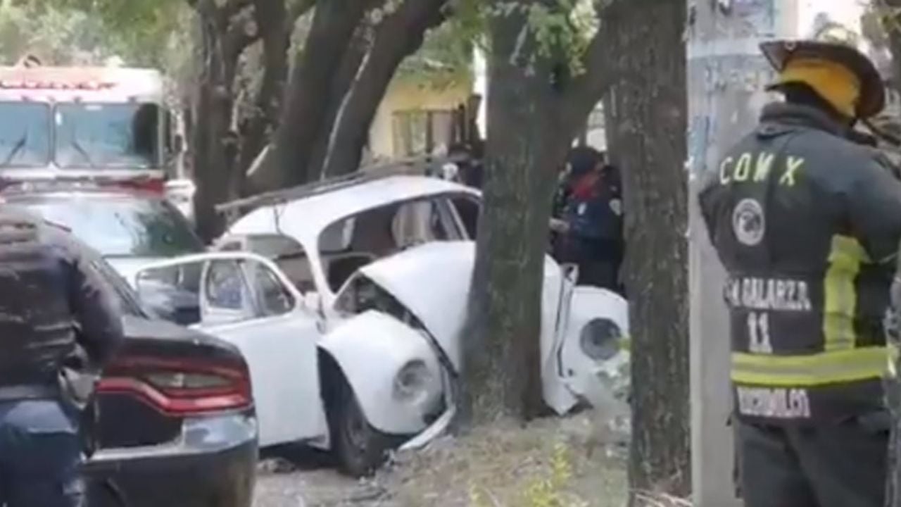 VIDEO: Hombre abandona el cuerpo de su madre fallecida luego de chocar en Xochimilco