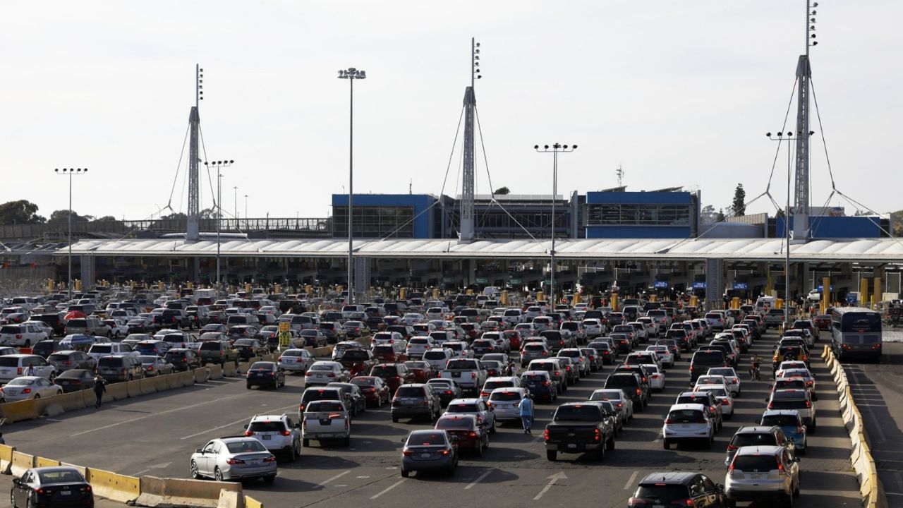 La frontera entre Estados Unidos y México se mantendrá cerrada un mes más