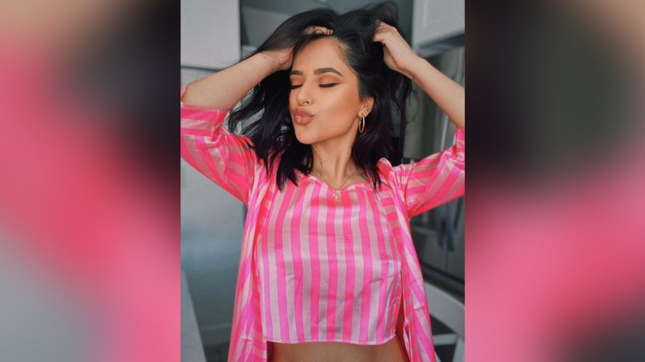 Becky G en diminuto short de licra exhibe sus torneadas piernas: “Qué calor”