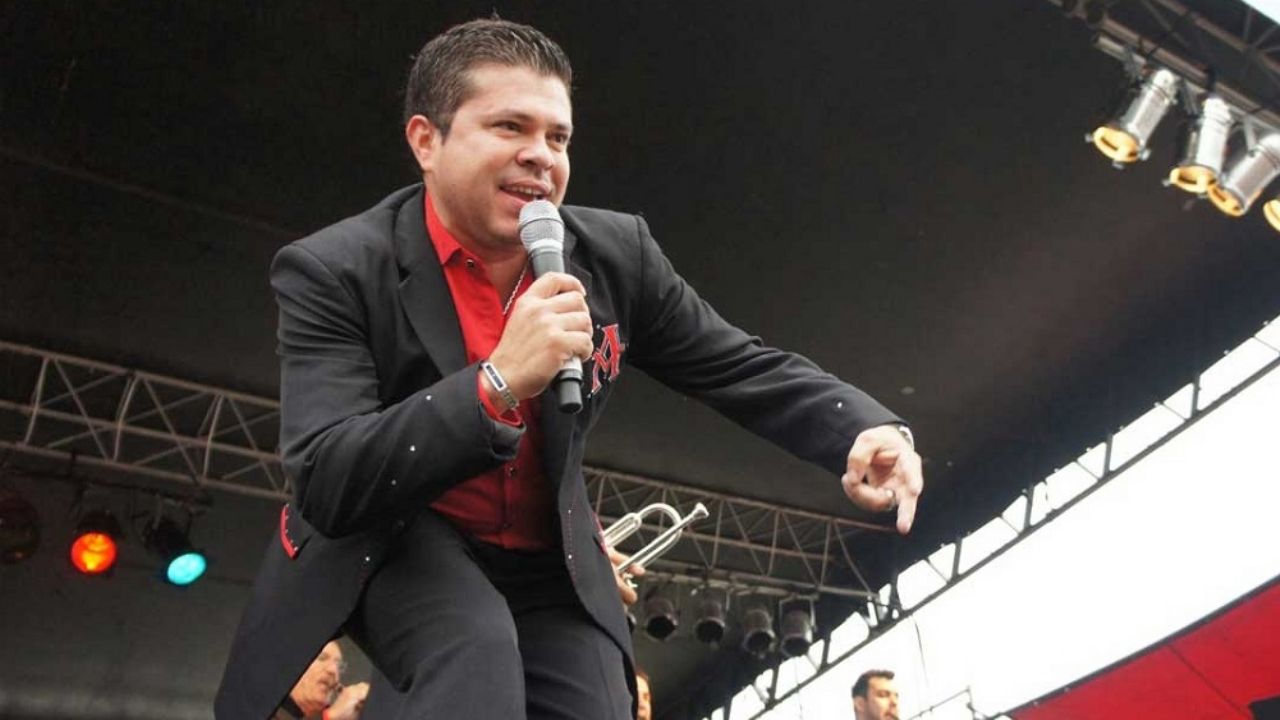 Tragedia en la música: Cantante de banda sufre terrible accidente ¡le golpearon la cara!