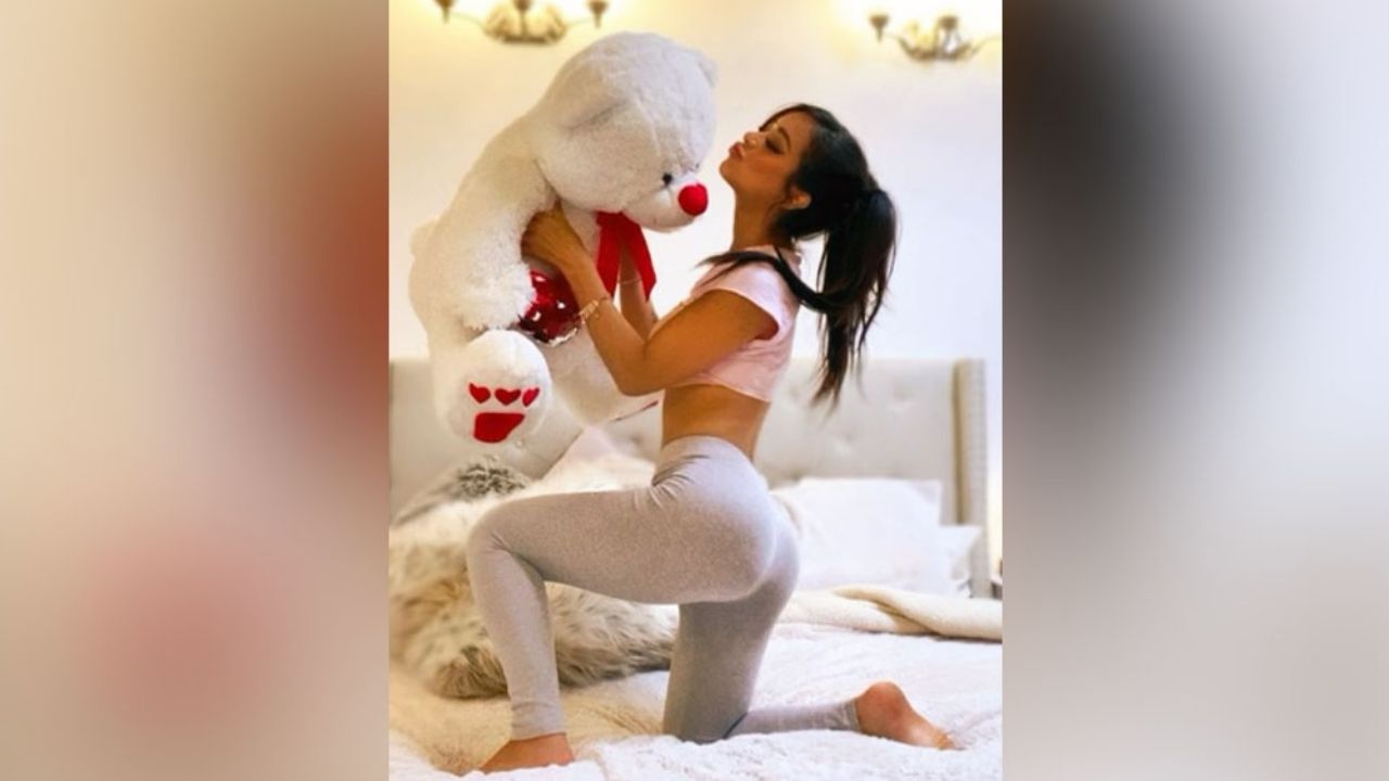 Frente al espejo, Caeli presume su esculpida silueta en bikini