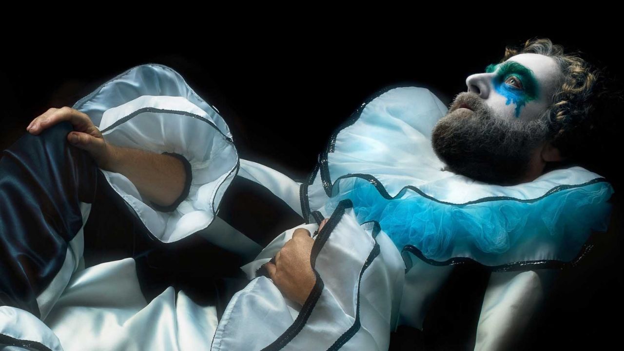 Actor de la serie ‘Baskets’ se quita la vida tras intentar asesinar a su pareja