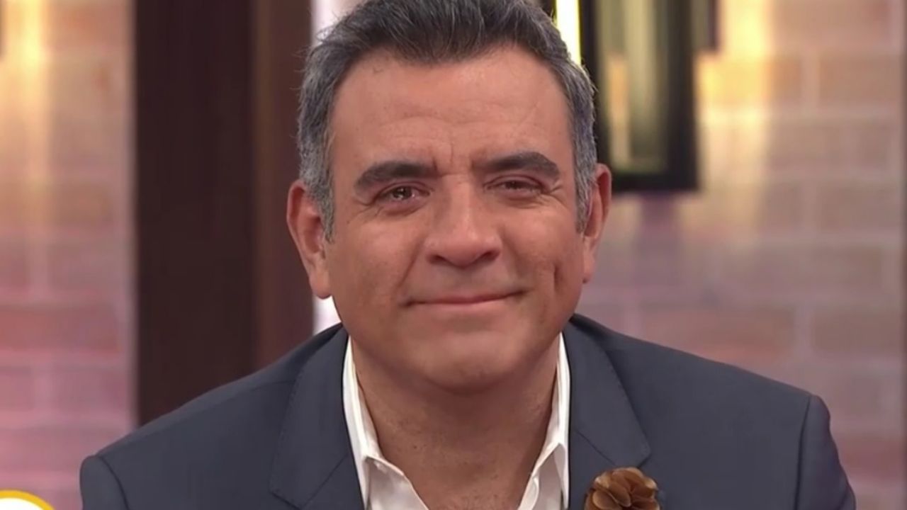 ¿Vuelve a Televisa? Héctor Sandarti ‘pierde’ su empleo en Telemundo por humillante rating