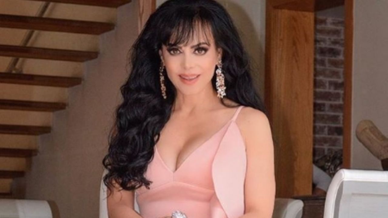 Maribel Guardia derrite a sus seguidores con ceñido vestido azul