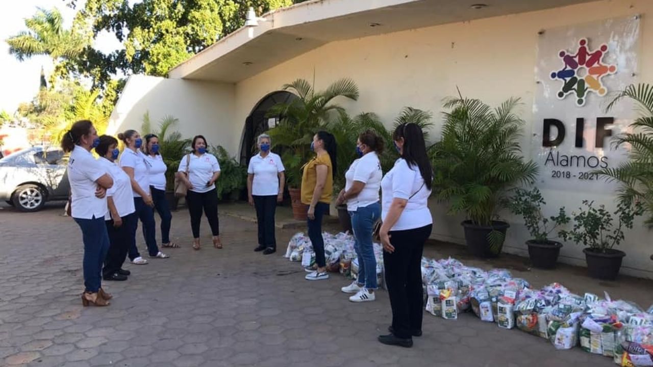 Damas voluntarias de DIF Álamos donan 200 despensas para familias vulnerables