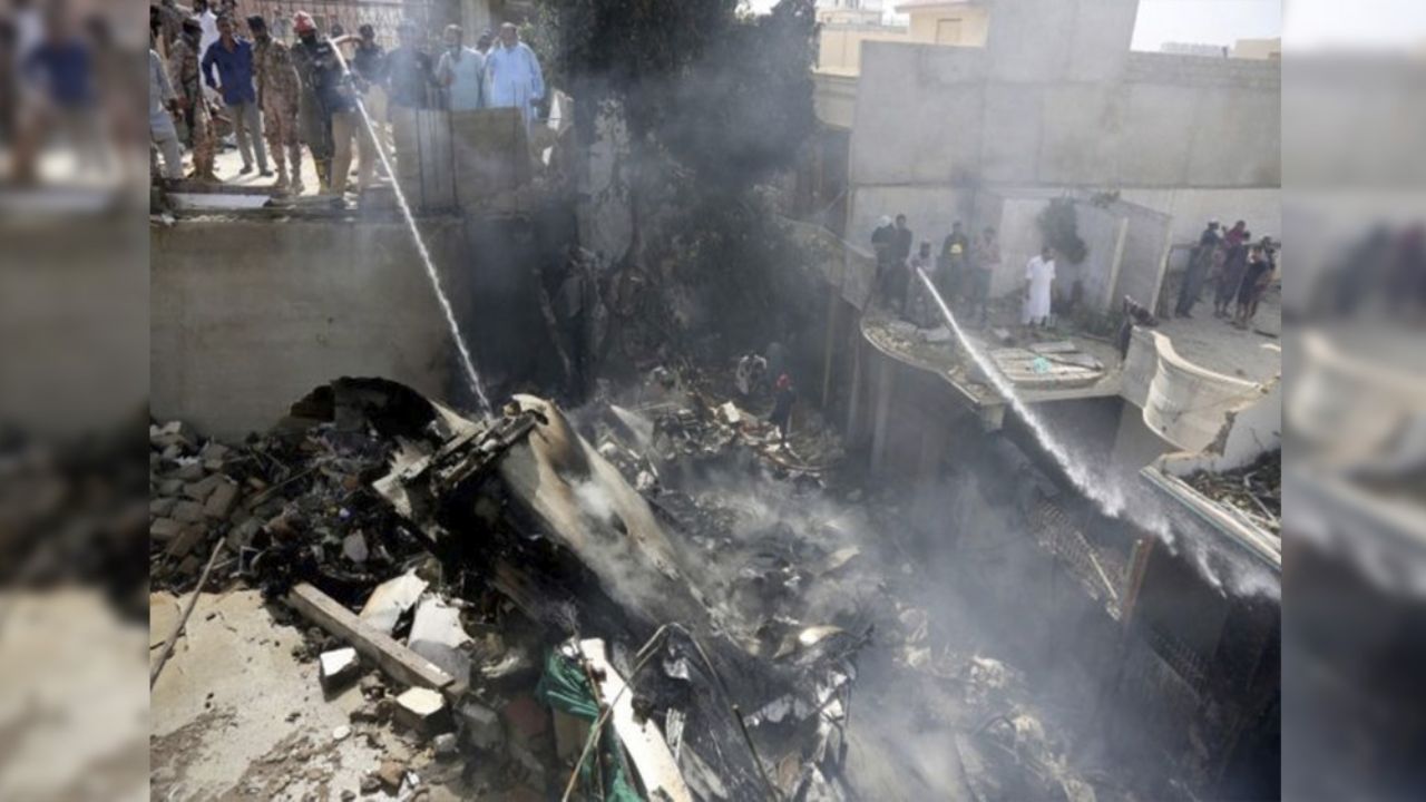 (VIDEO) El impactante momento en que avión con 108 ocupantes se estrella en Pakistán