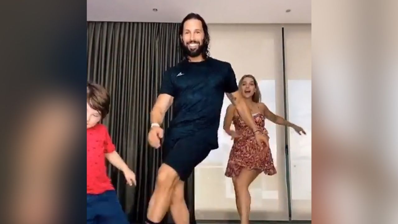 Poncho de Nigris cautiva a fans con baile en familia al ritmo de The Weeknd