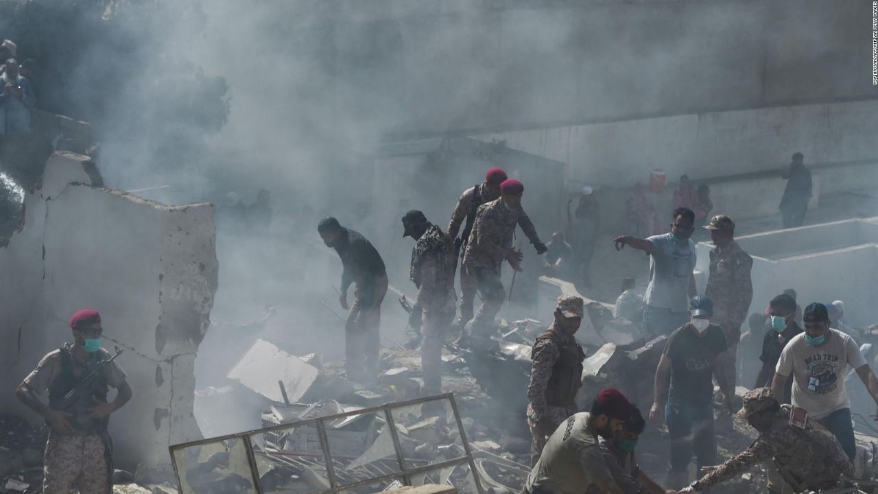 Hay al menos 73 muertos tras el accidente de avión en Pakistán