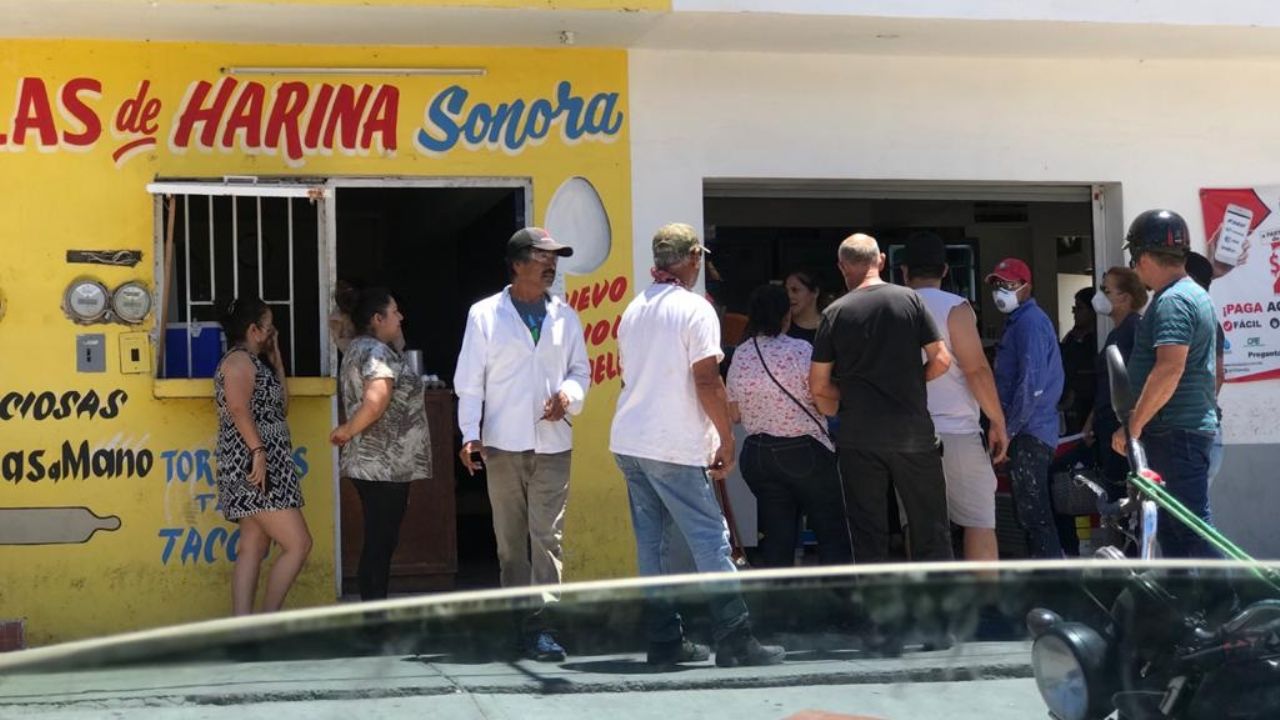 Policía de Navojoa llega a poner orden con compradores de cerveza