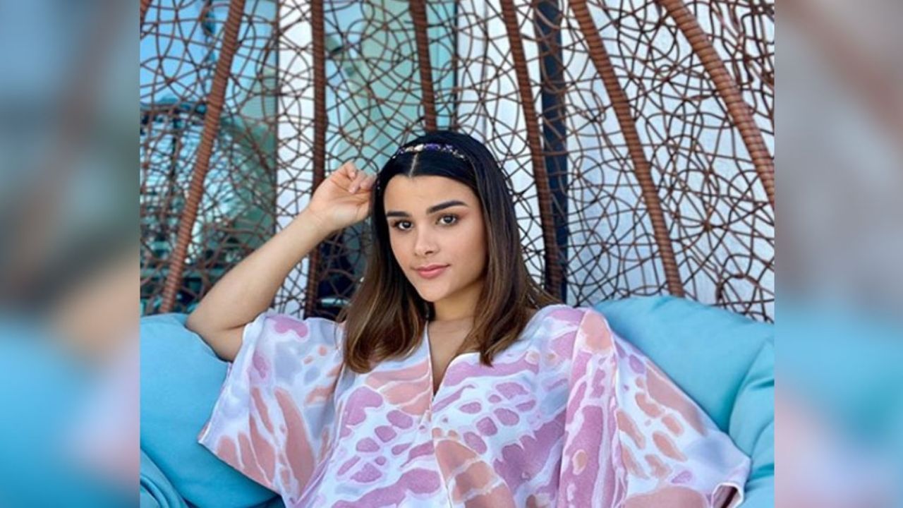 Clarissa Molina demuestra que la cama merece sus espectaculares ‘outfits’