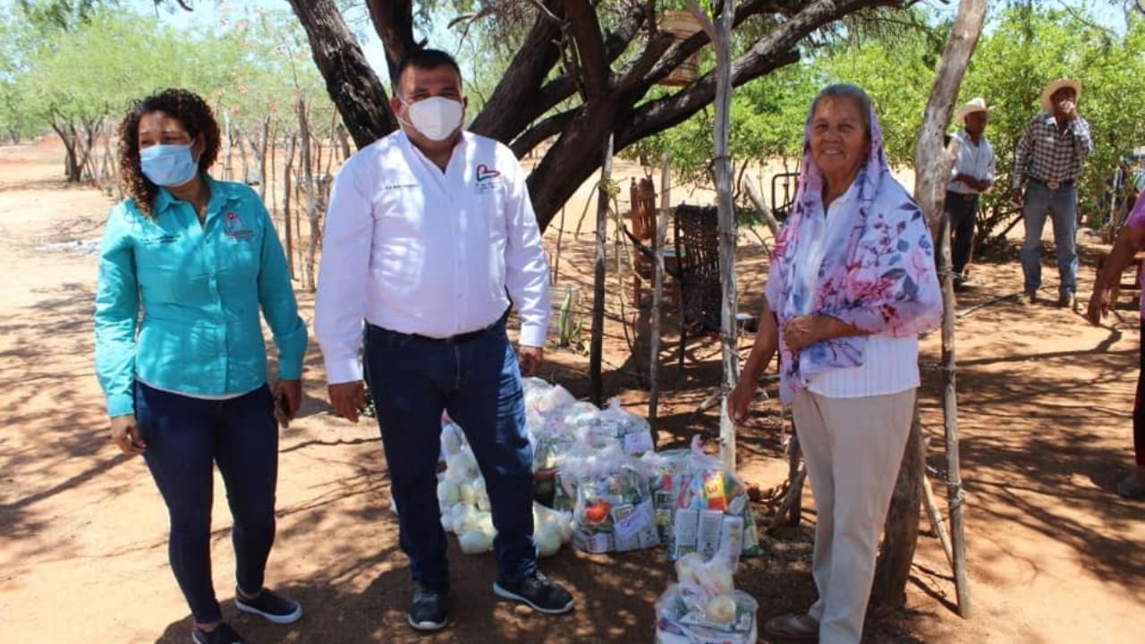 En Álamos contrarrestan efectos negativos de la pandemia con despensas