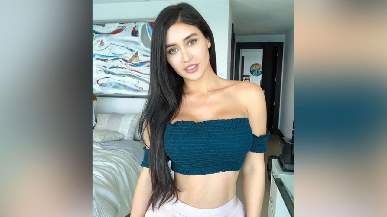 Joselyn Cano roba suspiros desde su clóset en diminuto bikini