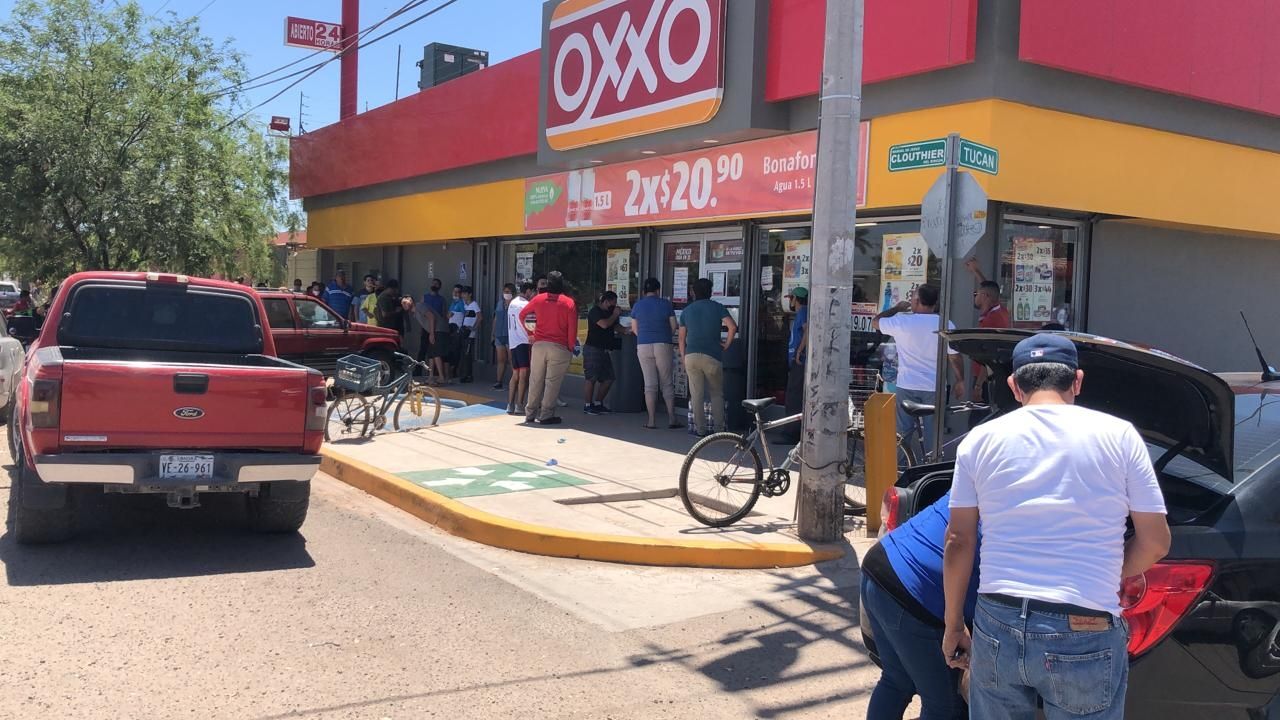 ¿Y la contingencia? En tiendas de autoservicios de Obregón hay largas filas para comprar cerveza