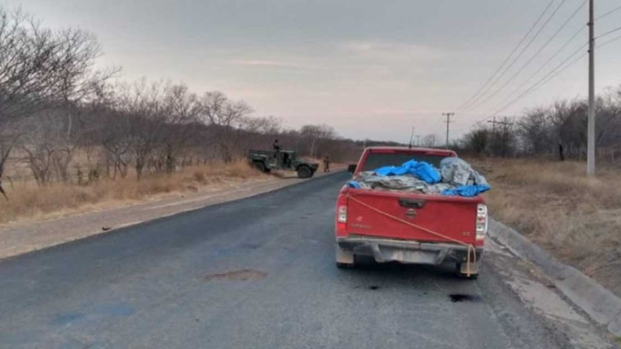 Michoacán: Encuentran 12 cuerpos en la caja de una camioneta abandonada
