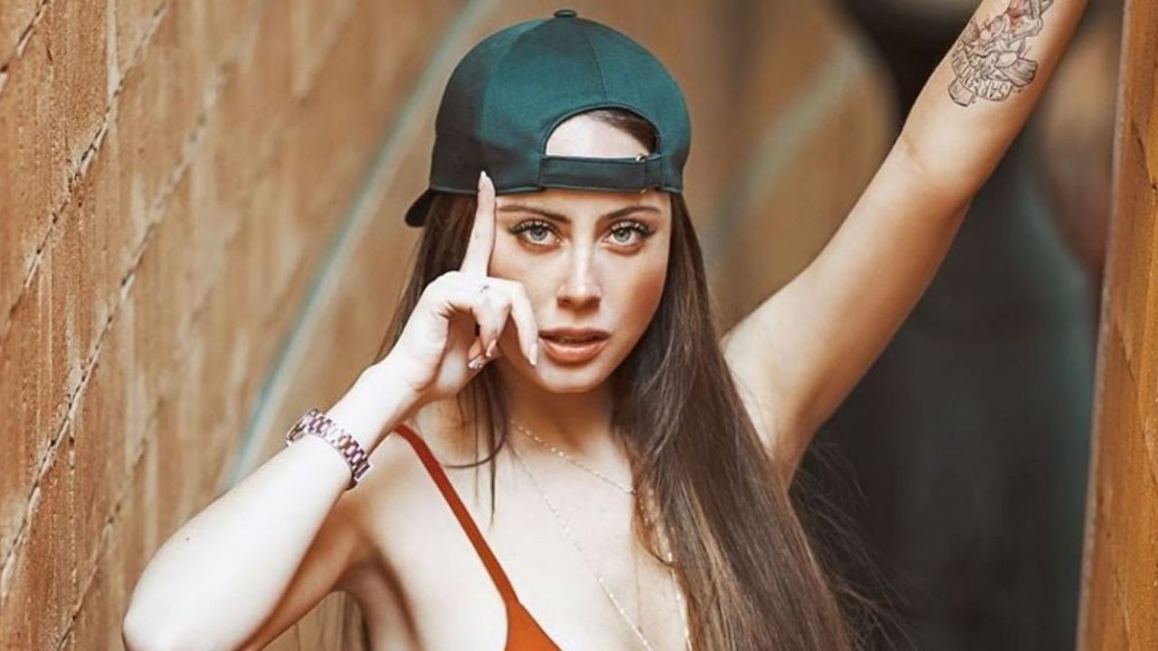 En llamativa lencería, Ignacia Michelson se pone poética