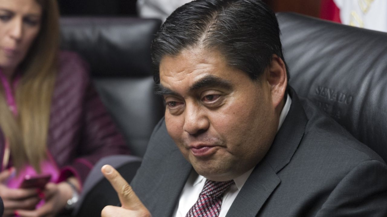 Controversial ley: Miguel Barbosa, gobernador de Puebla, controlará escuelas privadas