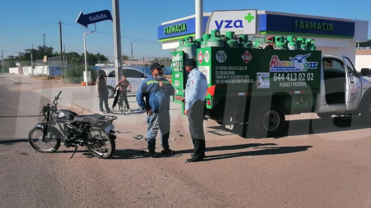 Ciudad Obregón: Fuerte choque manda a joven motociclista al hospital