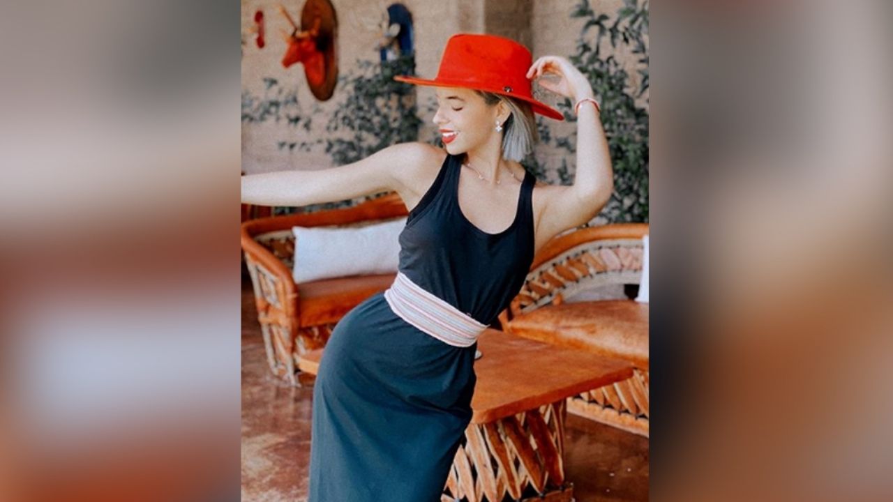 Al estilo de ‘Gatúbela’, Ángela Aguilar posa en un entallado ‘outfit’ negro