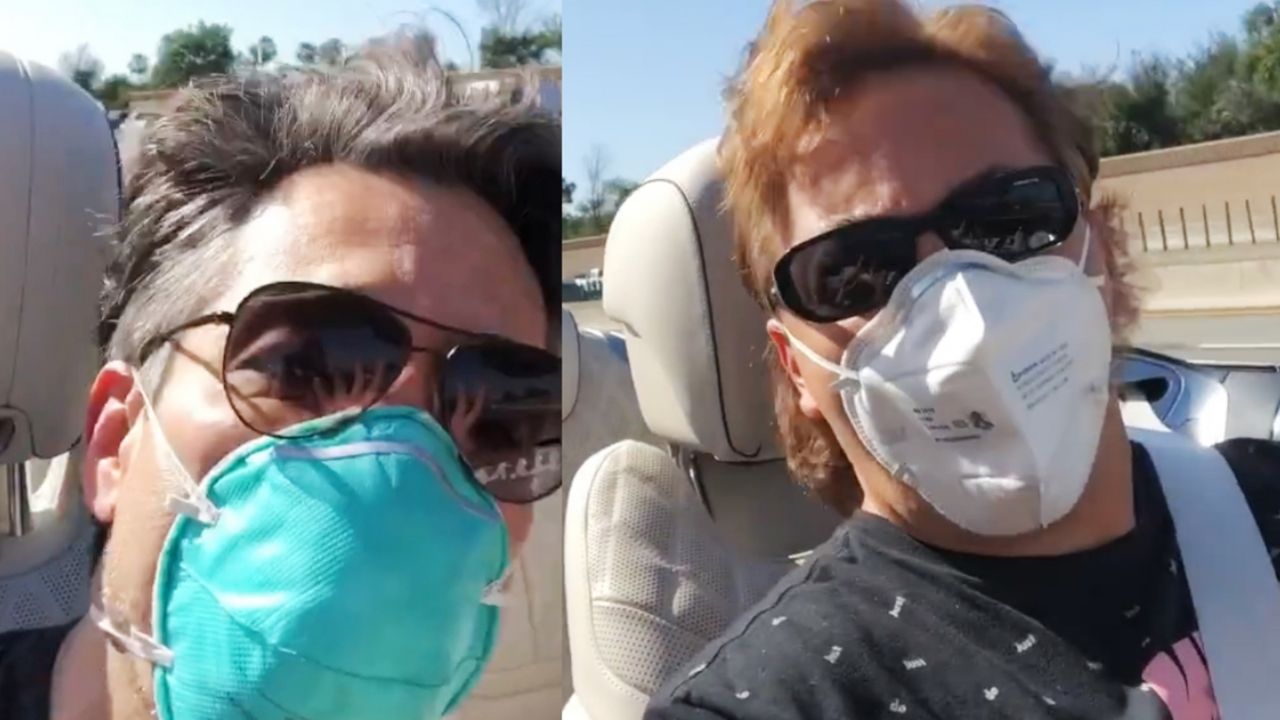 Cristian Castro reaparece al lado de Omar Chaparro tras la muerte de su abuela