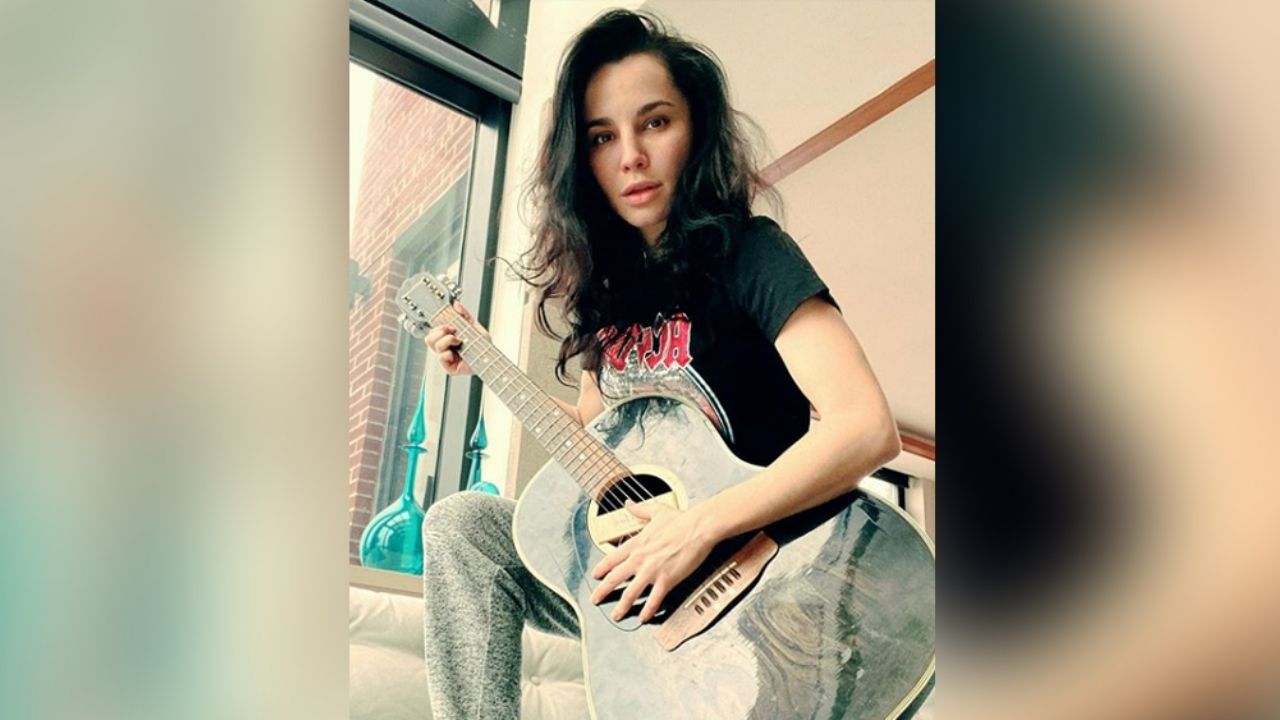 Desde la cama, Martha Higareda cautiva a fans en ajustada blusa: “Hermosa”