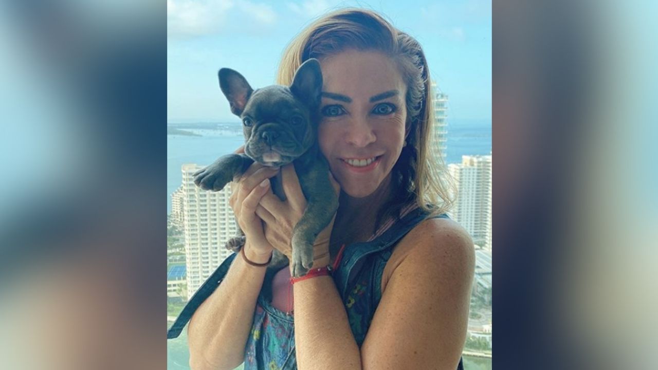 Rocío Sánchez Azuara disfruta del ardiente sol desde la playa en colorido bikini