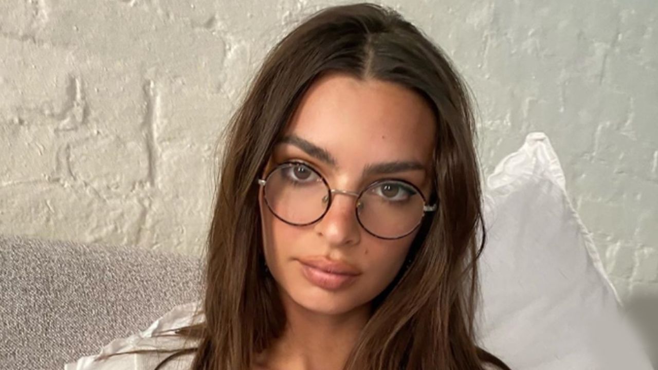 Emily Ratajkowski escapa del encierro y presume microbikini al aire libre